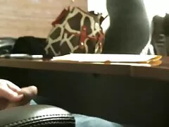 پوتے نے ایک بڑی بیٹ کے ساتھ سوئنگ کرنے کے لئے