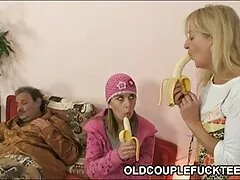 Busty سنہرے بالوں والی MILF خود کو پایا ایک کھلونا کے ساتھ کھیلنے کے لئے