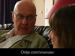 Petite نوعمر Kenzie کی Reeves کرتا ہے 180 مشکل مقعد سے پہلے XXX