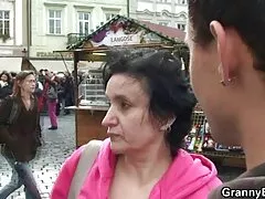 Busty سنہرے بالوں والی MILF خود کو پایا ایک کھلونا کے ساتھ کھیلنے کے لئے